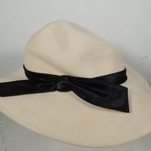 Vintage BELLINI New York Women's Cloche Hat 100% Wool White w Black Ribbon
